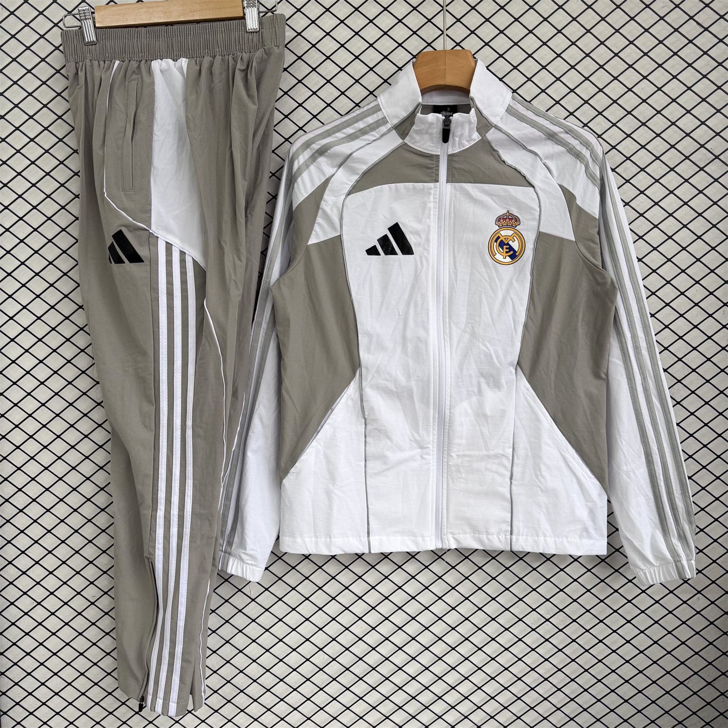 Real Madrid 25-26 Windbreaker Training Set - White With Grey Top and Grey Pants - ManixJersey