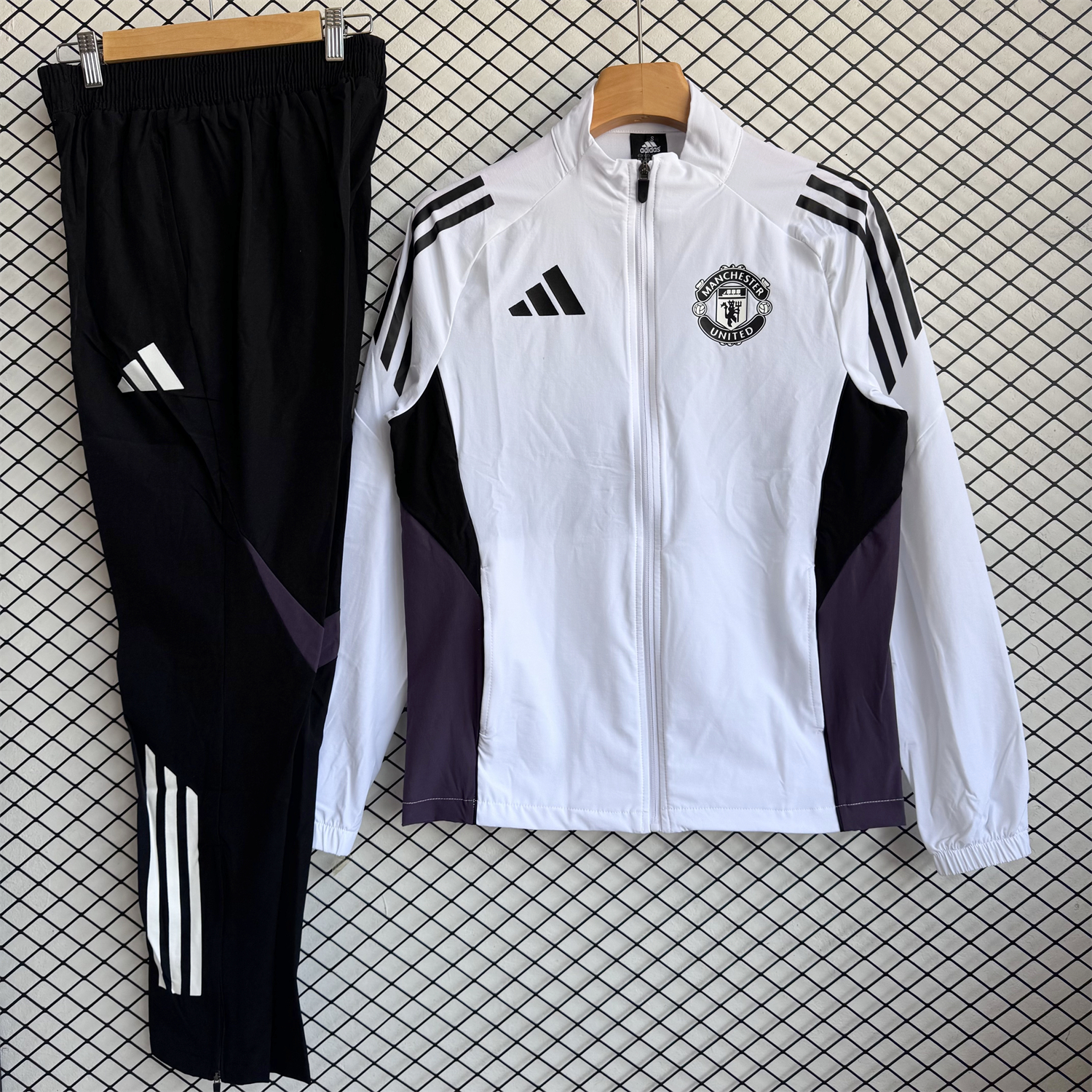Manchester United 25-26 Windbreaker Training Set - White Top and Black Pants - ManixJersey