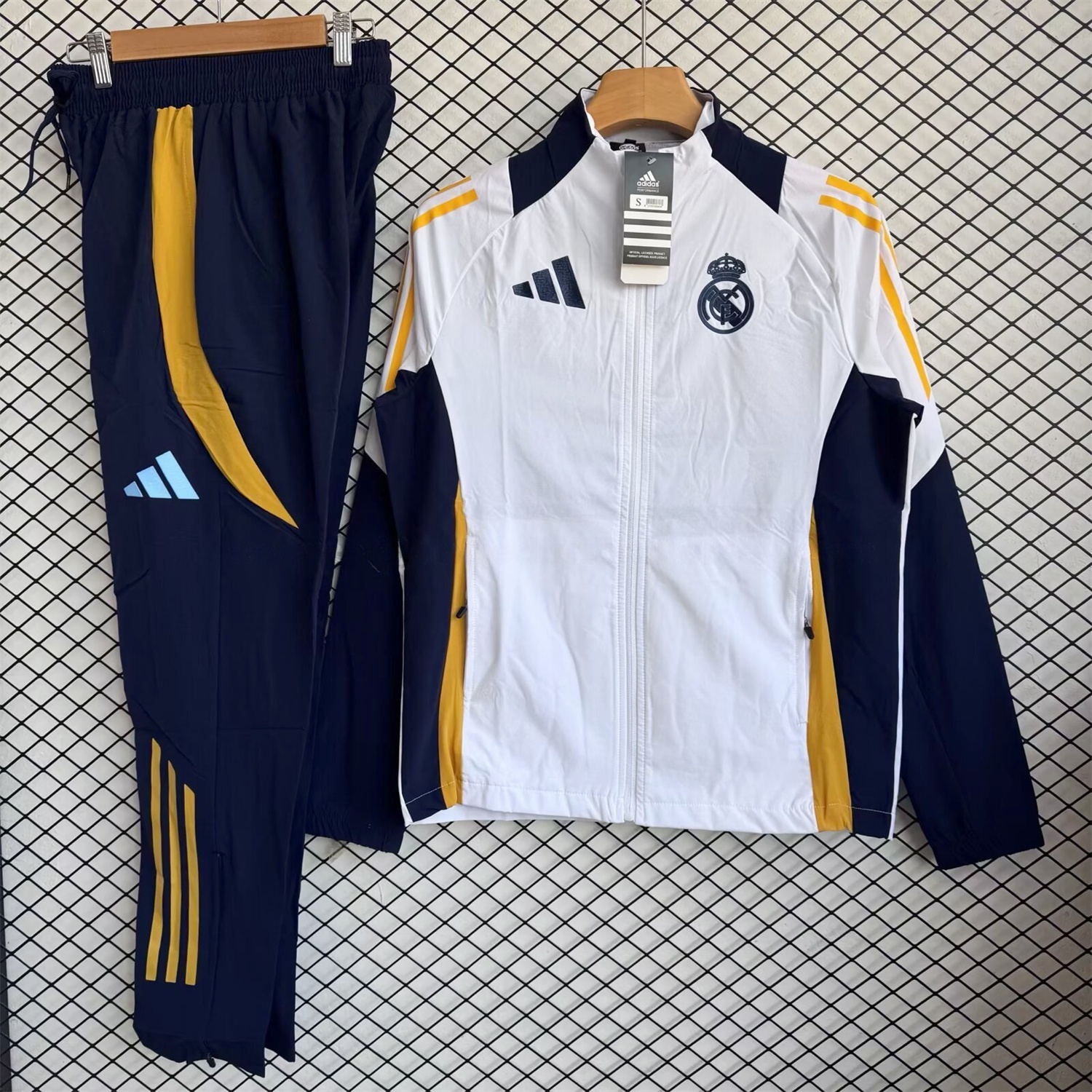 Real Madrid 25-26 Windbreaker Training Set - White Top and Black Pants - ManixJersey