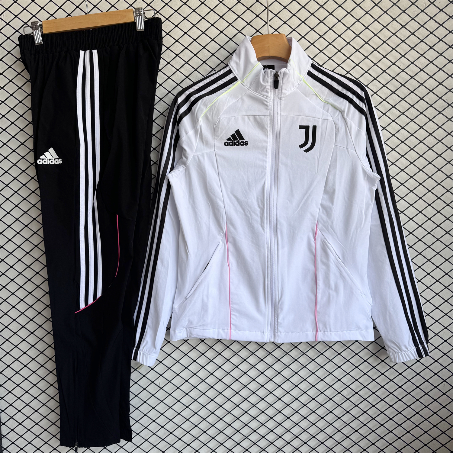 Juventus 25-26 Windbreaker Training Set - White Top and Black Pants - ManixJersey