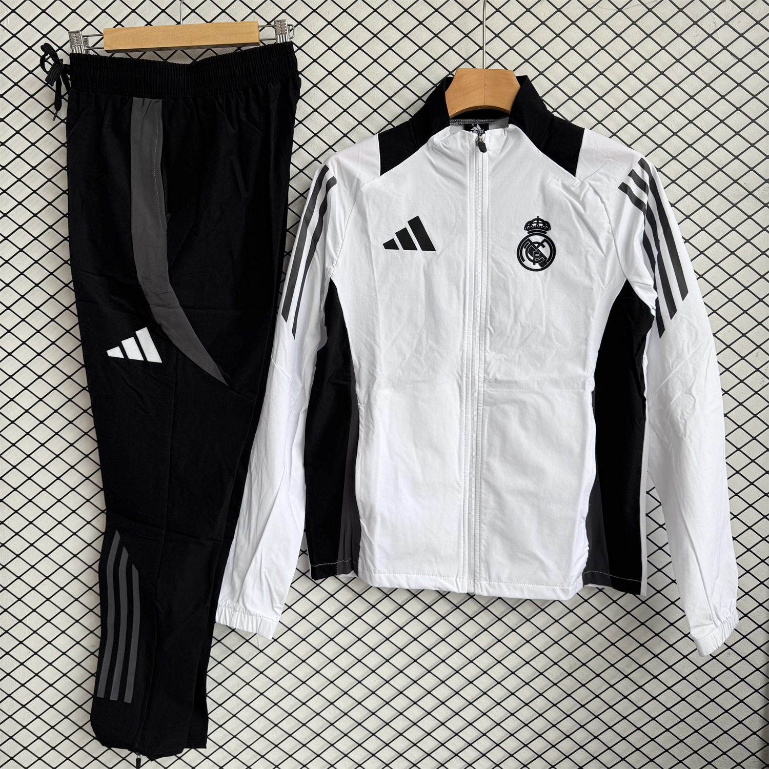 Real Madrid 25-26 Windbreaker Training Set - White With Black Top and Black Pants - ManixJersey