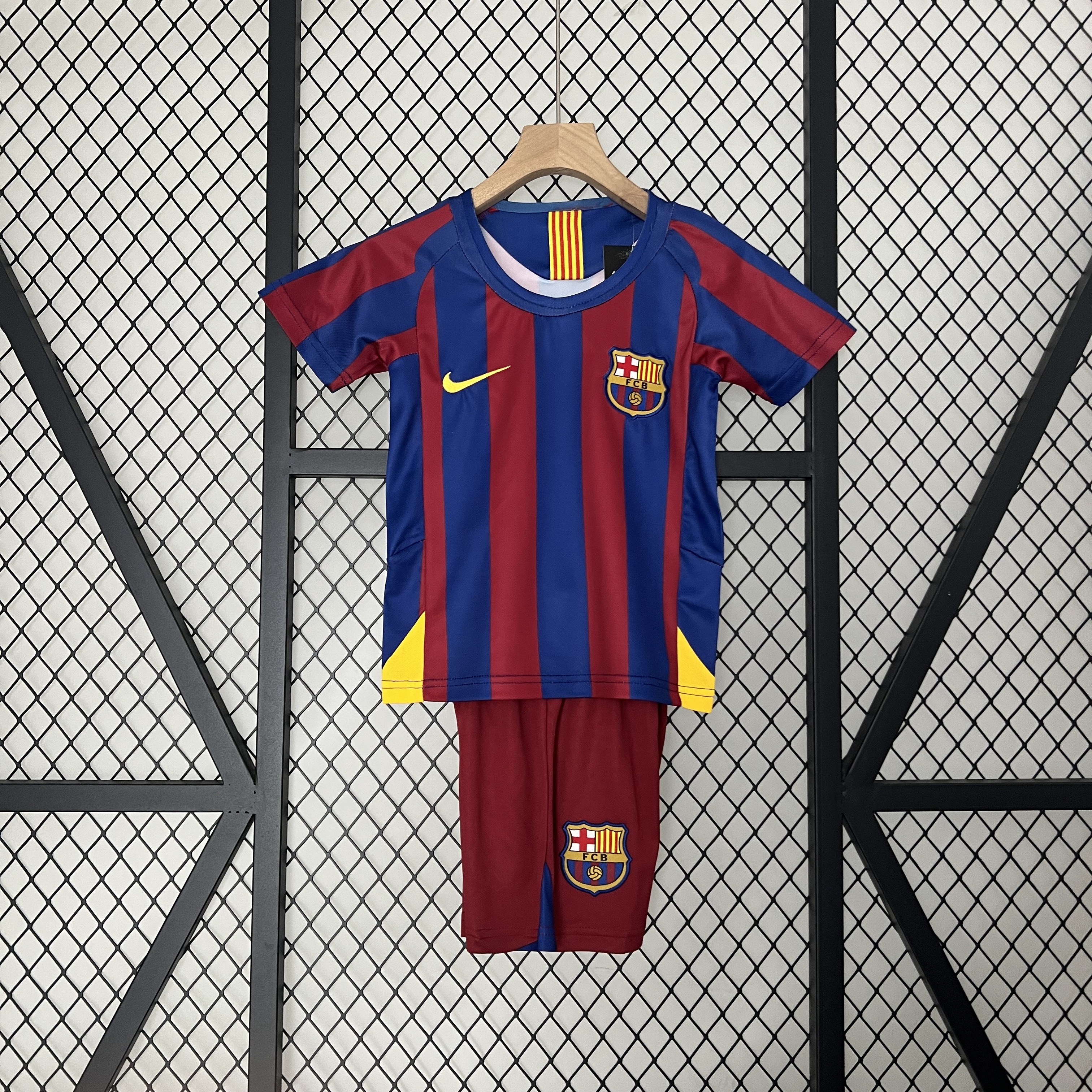 Retro Barcelona 2005-06 Home Stadium Kids Kit - ManixJersey