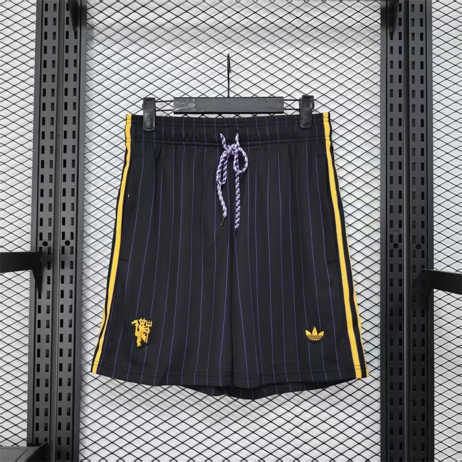 Manchester United 25-26 Trefoil Black Travel Shorts - Player Version - ManixJersey