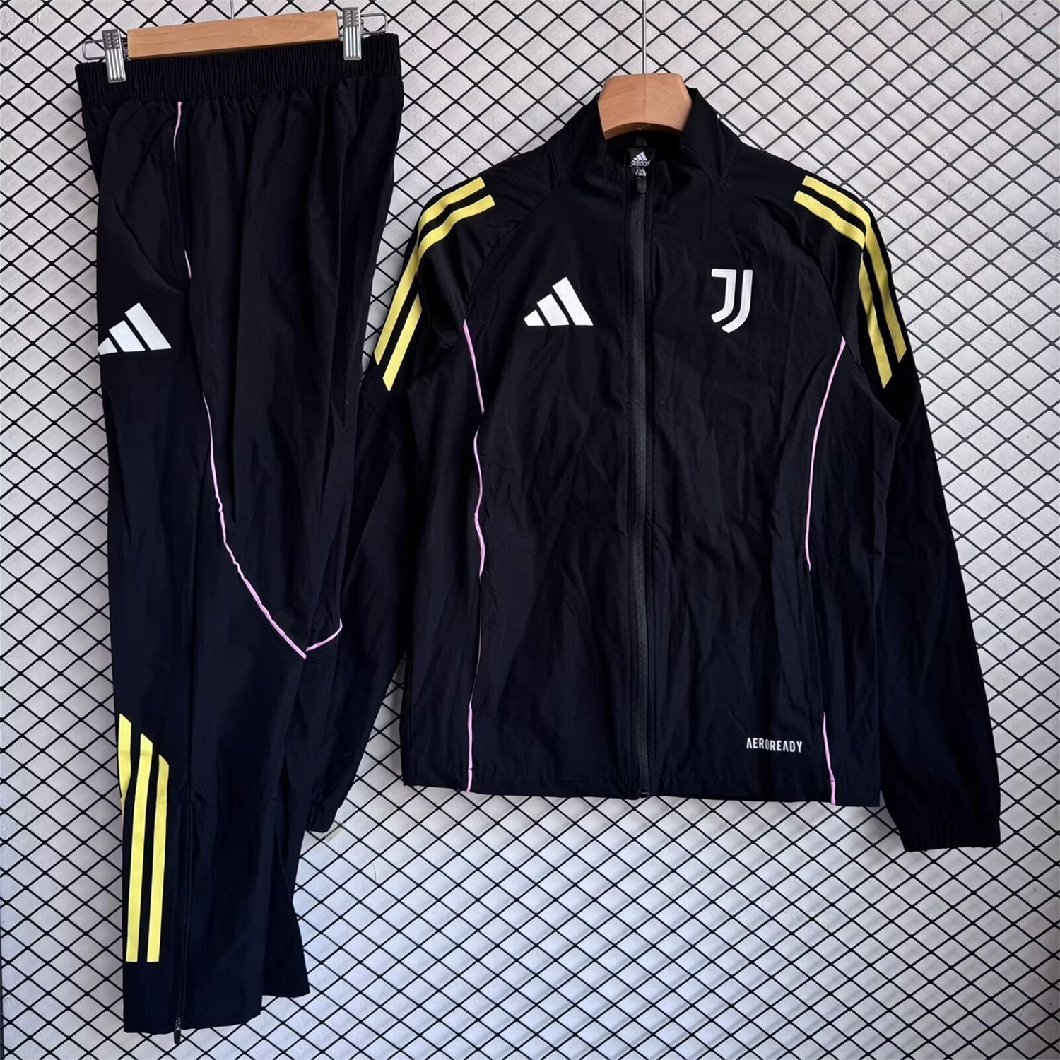 Juventus 25-26 Yellow Lines Windbreaker Training Set - Black Top and Pants - ManixJersey