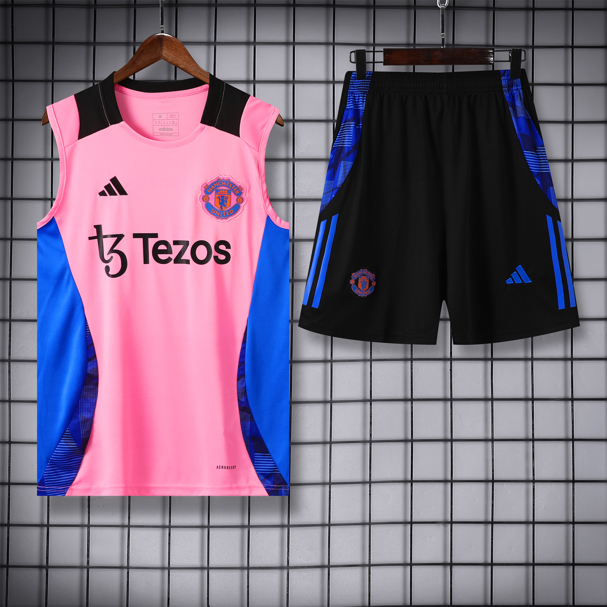Manchester United 24-25 Vest Training Set - Pink Vest & Black Shorts - ManixJersey