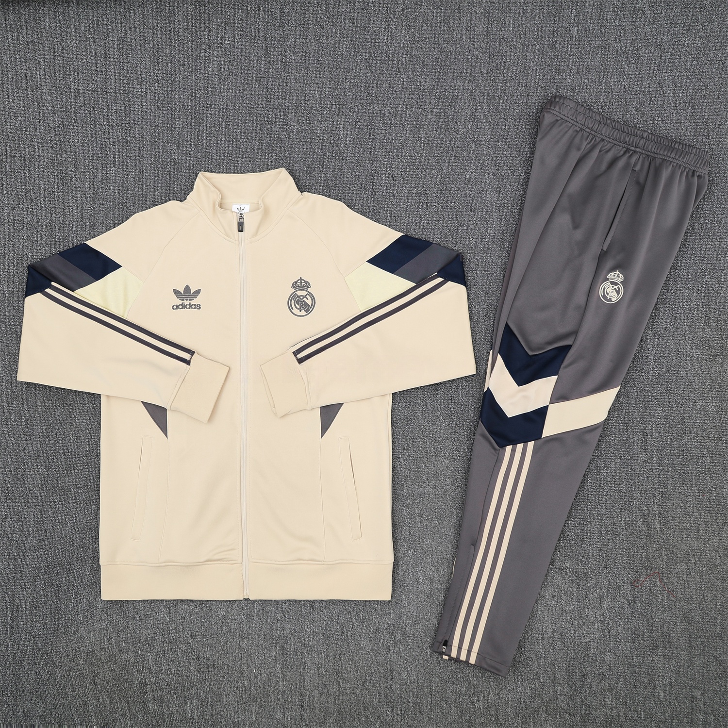 Real Madrid 25-26 Throwback Jacket Training Tracksuit - Off-white Jackets & Grey Pants - ManixJersey