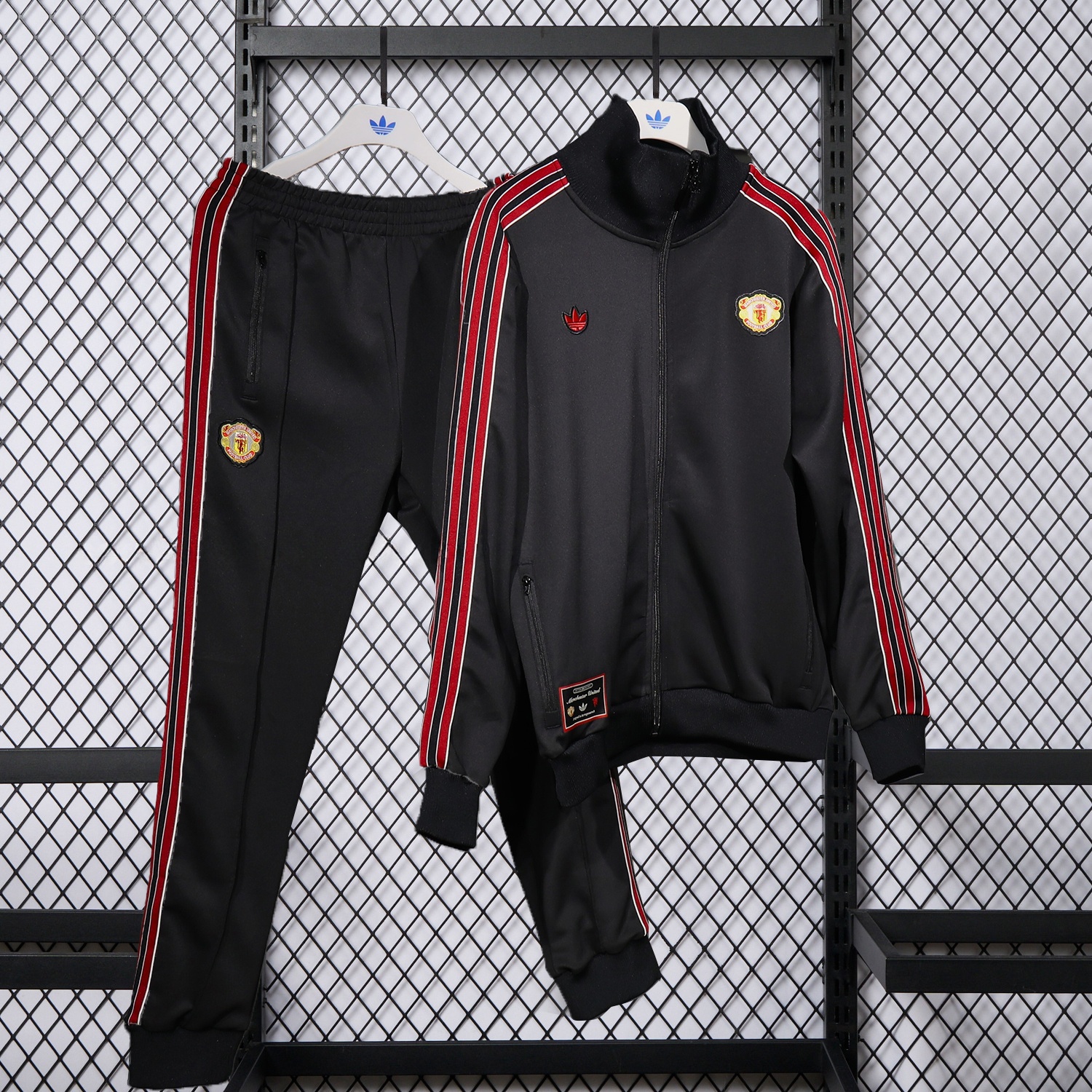 Manchester United 25-26 Red Lines Training Set - Black Top and Black Pants - ManixJersey