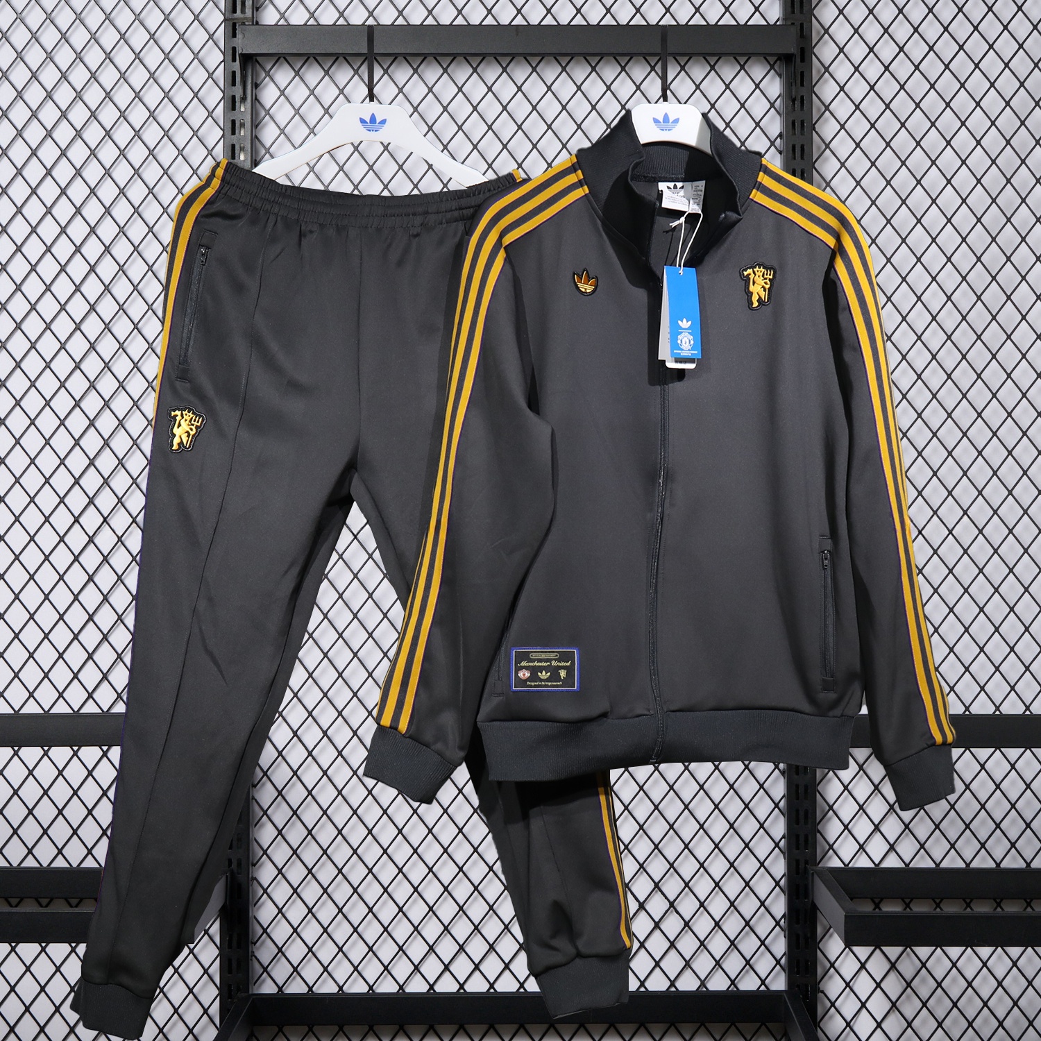 Manchester United 25-26 Pure Color Training Set - Black Top and Black Pants - ManixJersey