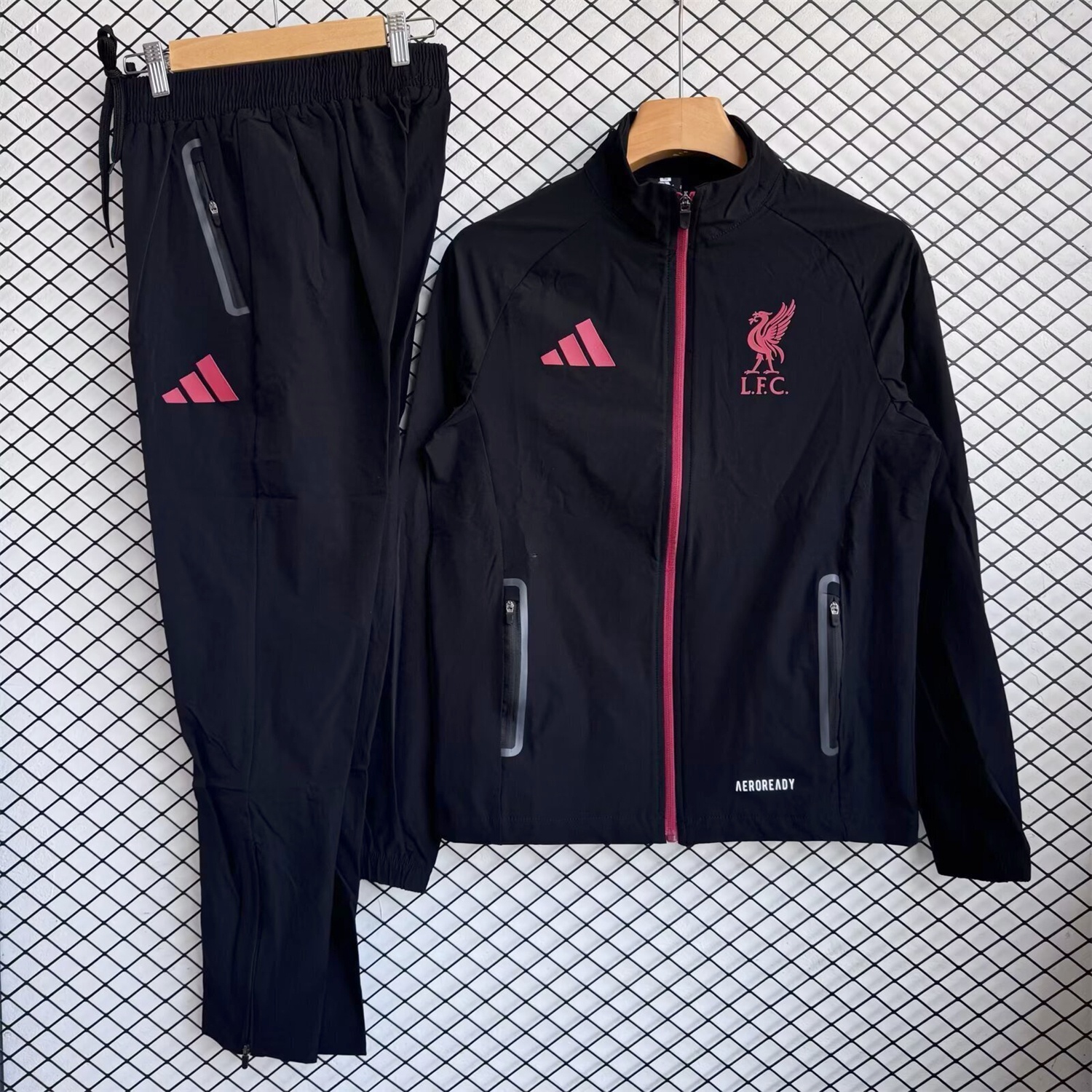 Liver.pool 25-26 Red Logo Windbreaker Training Set - Black Top and Pants - ManixJersey