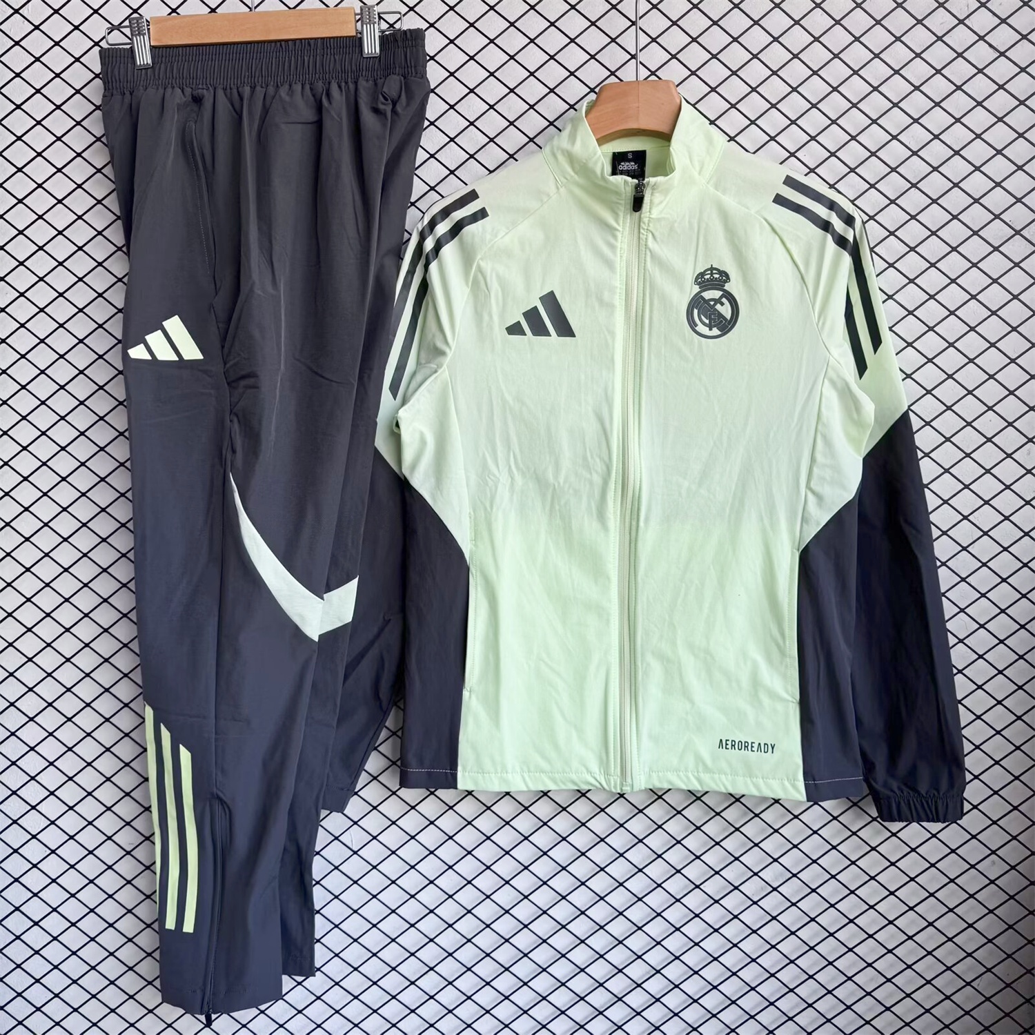 Real Madrid 25-26 Windbreaker Training Set - Green Top and Black Pants - ManixJersey